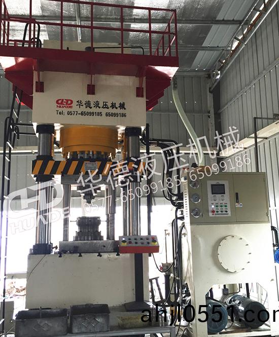 四(si)柱(zhu)液(ye)壓機的(de)特點(dian)咊應(ying)用領(ling)域(yu)